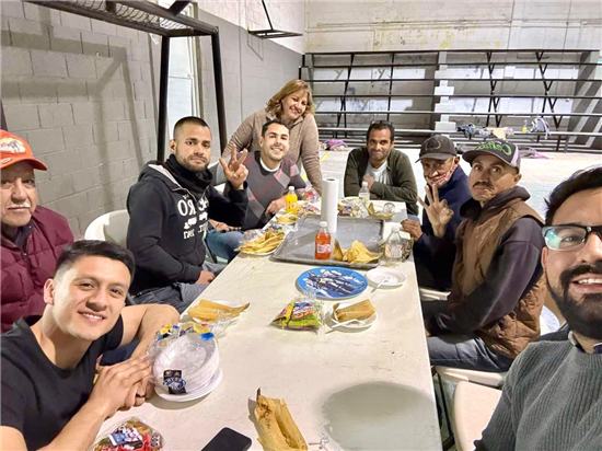 Lleva Gobierno Municipal de Chihuahua cenas navideñas a refugios temporales durante Nochebuena