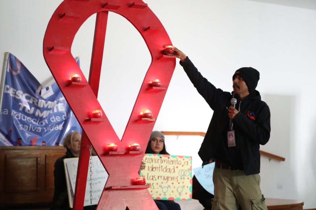 PARTICIPAN ACTIVISTAS Y FUNCIONARIOS EN EL ENCENDIDO DEL LAZO ROJO PARA LA DEFENSA DE LOS DERECHOS HUMANOS