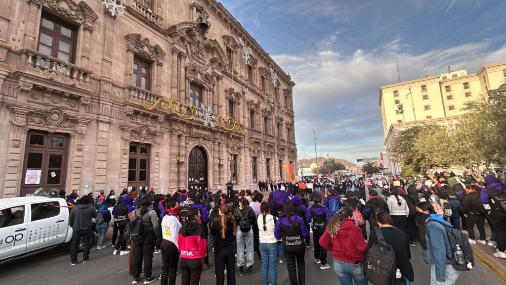 ALUMNAS DE LA NORMAL DE SAUCILLO, PROTESTAN EN PALACIO. SUMAN 12 DIAS EN MOVIMIENTO