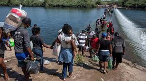 FALSA INFORMACIÓN LLEVA A MIGRANTES A CONCENTRARSE EN EL RÍO BRAVO