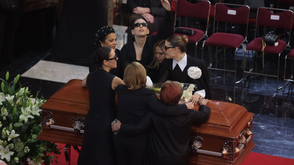 HOMENAJE Y ÚLTIMO ADIÓS A SILVIA PINAL EN BELLAS ARTES: ASÍ DESPIDIERON A LA GRAN DIVA ENTRE LÁGRIMAS, APLAUSOS Y CANCIONES