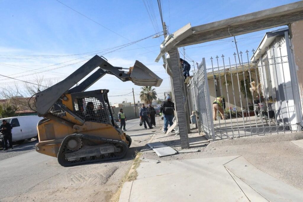 LIMPIA Y DESARROLLO URBANO A CARGO DE DEMOLER UNA BANQUETA MAL CONSTRUIDA EN INFONAVIT CASAS GRANDES