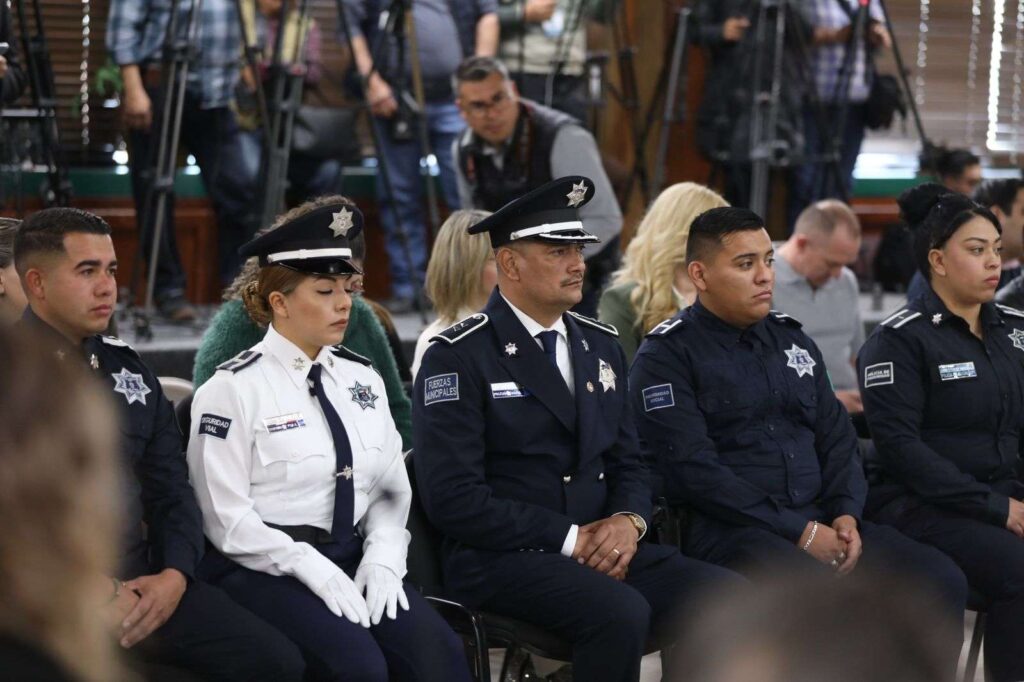 Reconocen a 6 elementos de seguridad pública municipal y de la coordinación de seguridad vial en sesión ordinaria de cabildo este jueves 2 de enero 2025