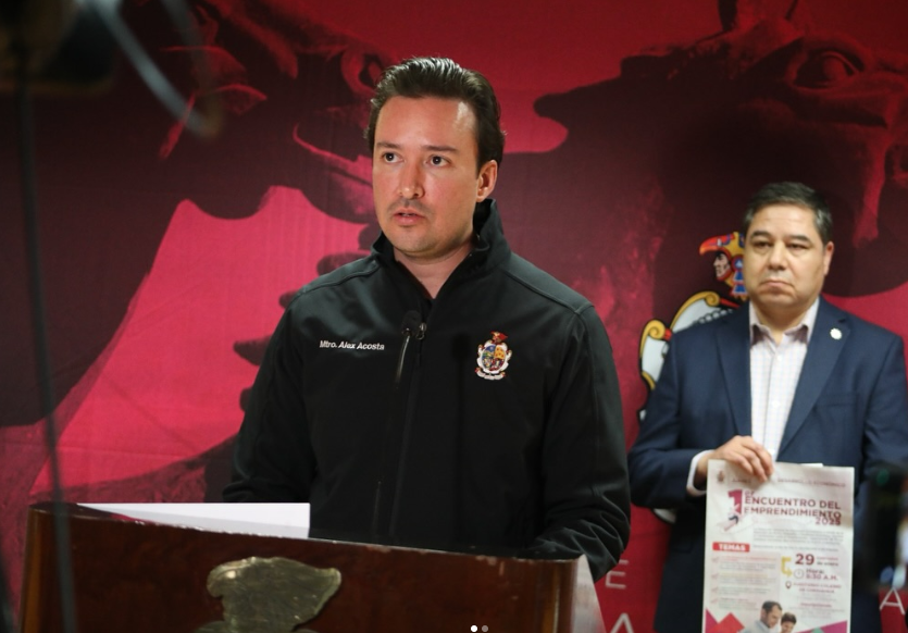 REGIDOR ALEJANDRO ACOSTA ENTREGA BECAS PARA PREESCOLAR Y PRIMARIA PARA 30 NIÑOS JUARENSES