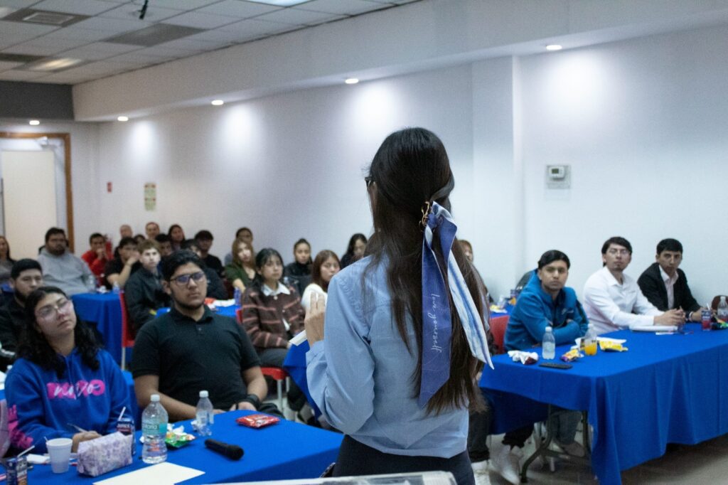 Promueve SIDE la formación empresarial entre la juventud de Juárez