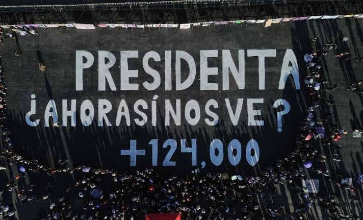“PRESIDENTA, ¿AHORA SÍ NOS VE?”; DIBUJAN EN EL ZÓCALO RANCHO DE TEUCHITLÁN, EN JALISCO