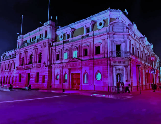 Propone Congreso que poderes del Estado usen azul y morado para iluminar edificios