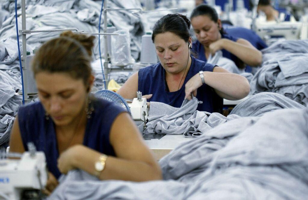 MÁS DE LA MITAD DE LA INDUSTRIA MAQUILADORA ESTÁ OCUPADA POR MUJERES