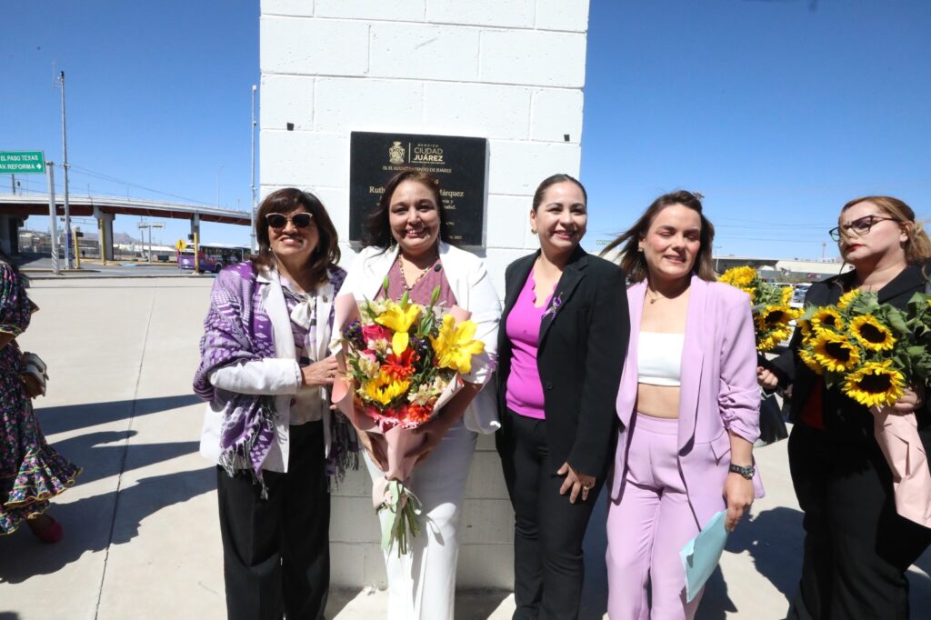 DEVELARON LA PLACA A LA MUJER ILUSTRE 2025 A RUTH NOHEMI VARGAS EN LA ROTONDA A LAS MUERES ILUSTRES