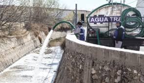 J+ CONTINÚA LABORES DE LIMPIEZA EN LA ACEQUIA MADRE; SE VIERTEN 200 METROS CÚBICOS DE AGUA TRATADA AL DÍA