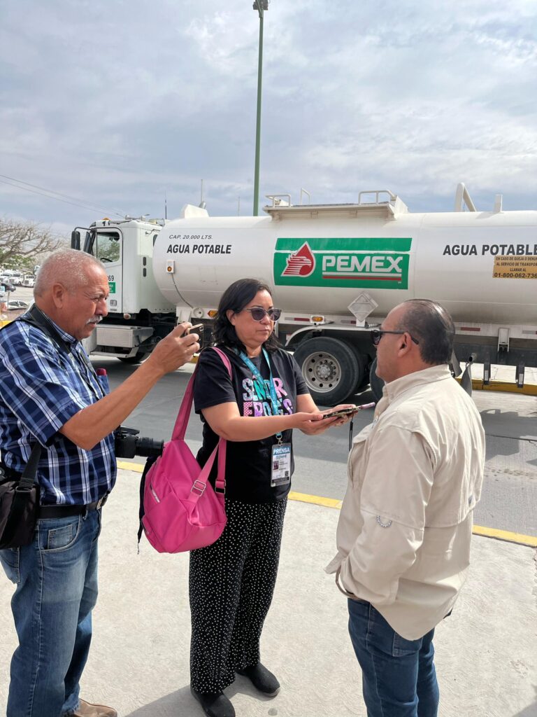 JUBILADOS DE PEMEX SE MANIFIESTAN EN LAS INSTALACIONES DE LA PARAESTATAL EXIGIENDO ATENCIÓN MÉDICA EFICIENTE