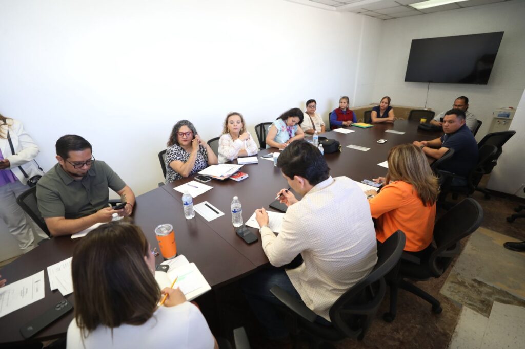 INSTALARÁN 200 MESAS RECEPTORAS DE VOTACIÓN, EN LA ELECCIÓN DE PRESUPUESTO PARTICIPATIVO, SE INSTALARÁN EN 164 ESCUELAS Y 20 CENTROS COMUNITARIOS, INFORMA SEBASTIÁN AGUILERA A REGIDORES DE LA COMISIÓN