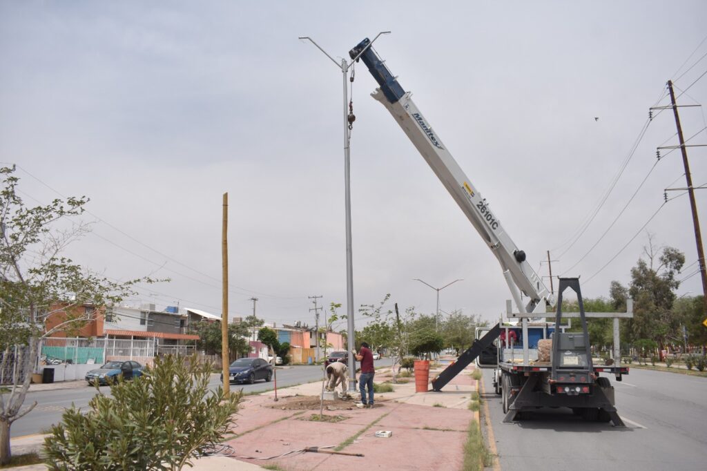 DIRECCIÓN DE ALUMBRADO PÚBLICO REPONE INFRAESTRUCTURA ELÉCTRICA DAÑADA POR ACCIDENTE VIAL