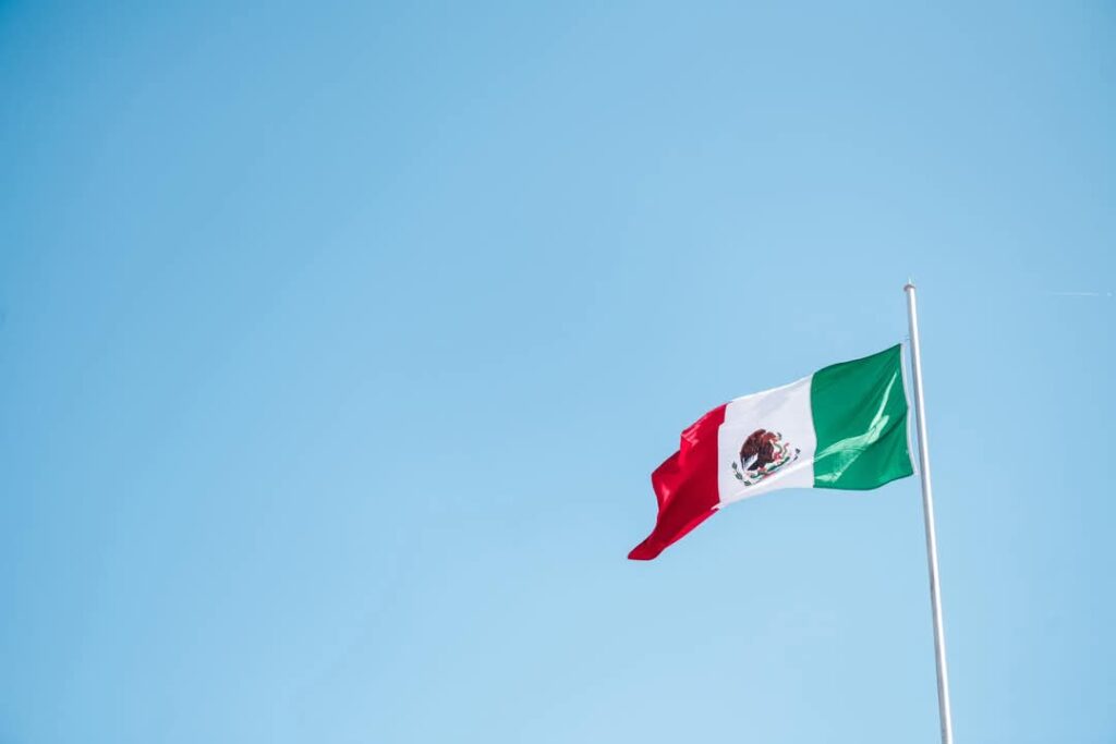 AUTORIDADES MUNICIPALES REALIZARON ESTE LUNES EL IZAMIENTO DE BANDERA EN LA PRESIDENCIA MUNICIPAL