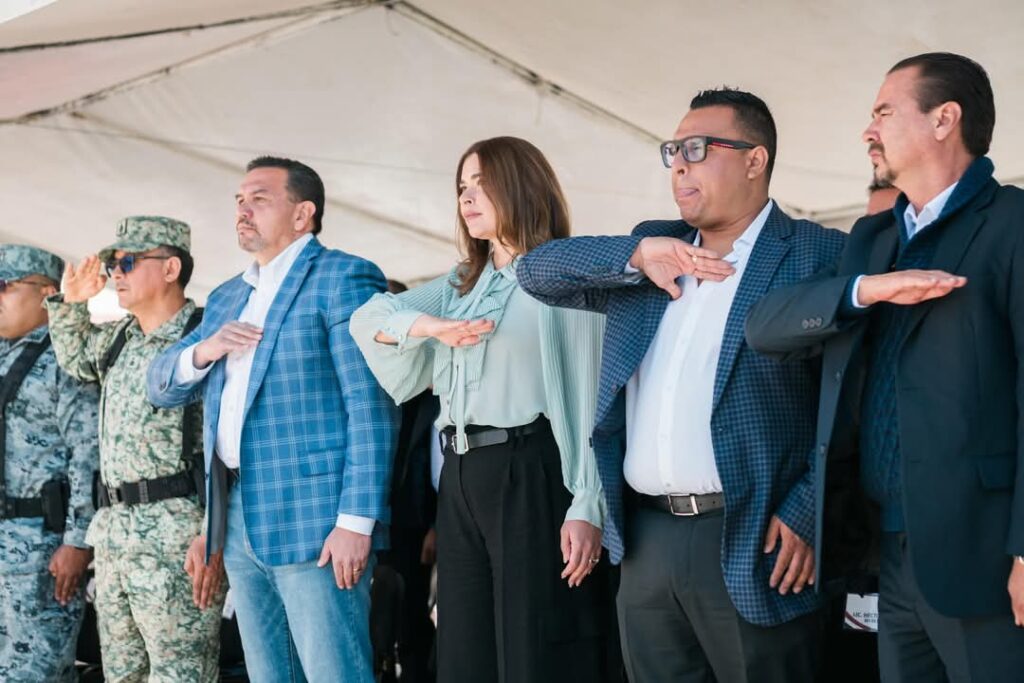CELEBRA ALCALDE GESTIÓN DEL GOBIERNO FEDERAL DURANTE CEREMONIA DE IZAMIENTO DE BANDERA