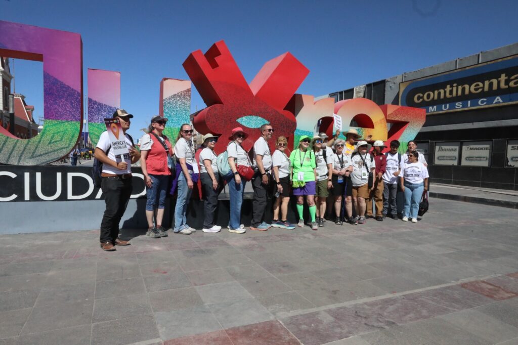 RECORREN 130 ESTADOUNIDENSES EL CENTRO DE JUÁREZ Y ALGUNOS LUGARES EMBLEMÁTICOS, EN EL ASOCIATION AMERICAN WALKING TOUR