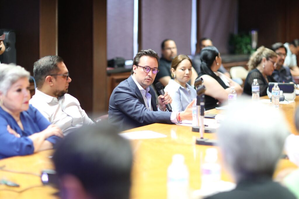 TRABAJAN REGIDORES PROPUESTAS DE MEJORA A LA MOVILIDAD EN LA CIUDAD, REVISAN BANQUETAS, SEMAFORIZACION Y OTROS PUNTOS DE MEJORA